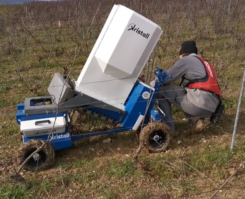 Prototype broyeur de sarments électrique en test dans les vignes durant le mois de février 2025.