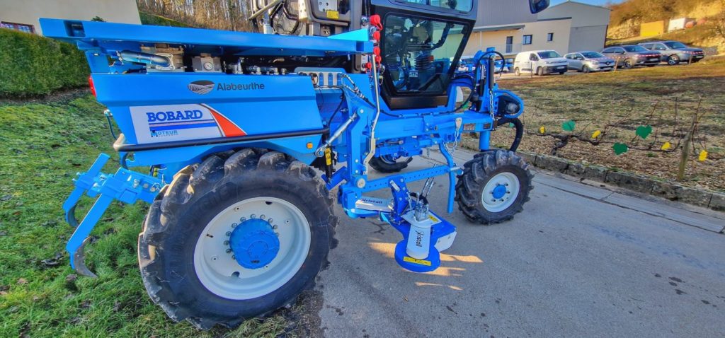 Tondeuse Callisto de Kristall Agri montée sur un enjambeur.